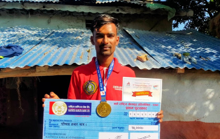 आनन्द विक आफ्नो घरअगाडि।